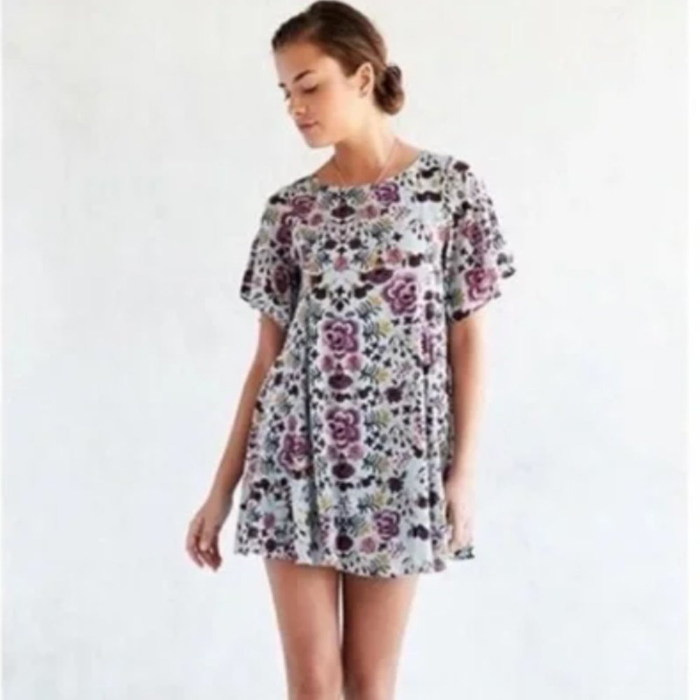 KIMCHI BLUE Blue Floral Swing Mini Dress Flutter Sleeve Cut Out Back size small